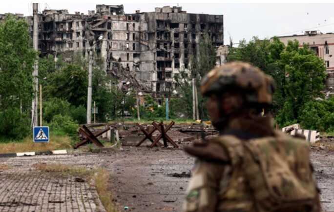 Череватий: Окупанти стягують у Бахмут елітні підрозділи й окопуються у місті