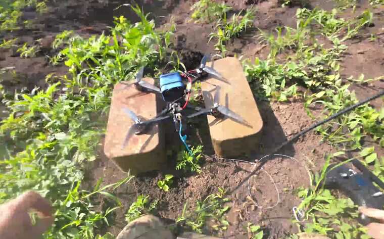 Українські військові показали пряме влучання дроном-камікадзе в окоп з окупантами