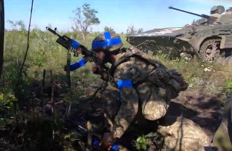 Украинские военные из 28 бригады продвигаются под вражеским огнем в районе Бахмута