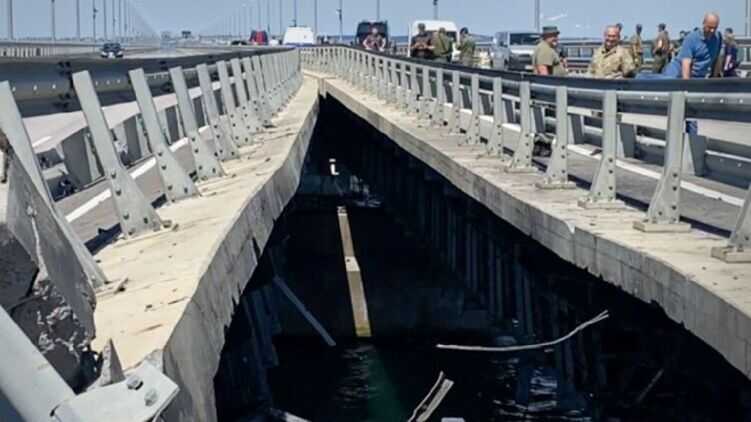Окупанти хочуть побудувати тимчасовий міст поряд із пошкодженою частиною Кримського