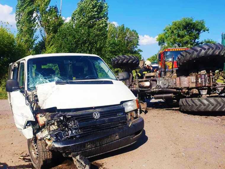 На Київщині внаслідок зіткнення з мікроавтобусом перекинувся трактор