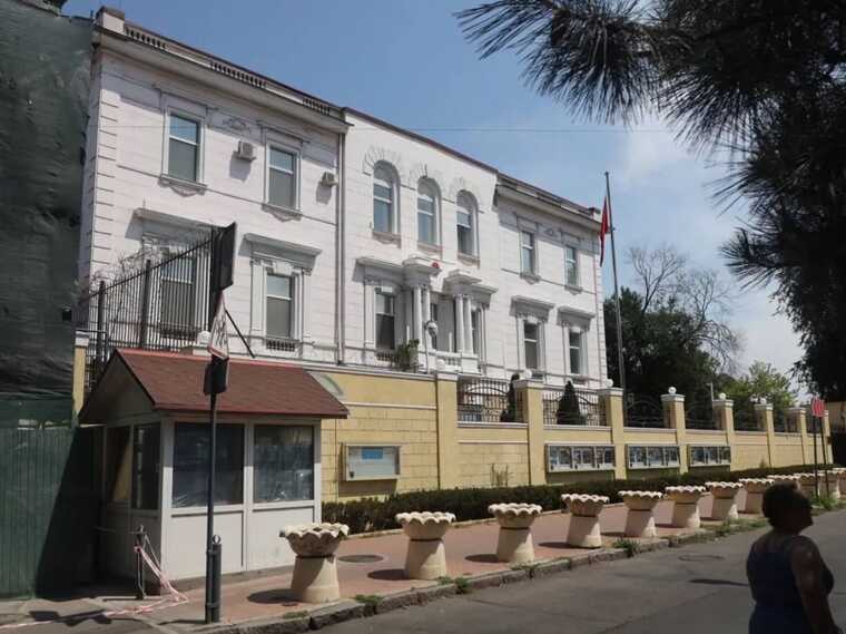 В Одесі внаслідок ракетного удару РФ постраждало консульство Китаю