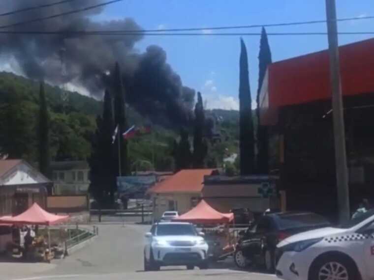 Біля Сочі спалахнула пожежа на електропідстанції, валить чорний дим