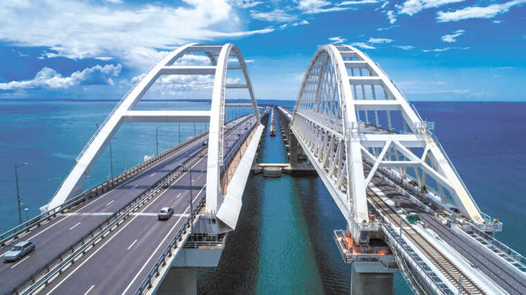 Окупанти злякалися і закликали не знімати Кримський міст на телефони