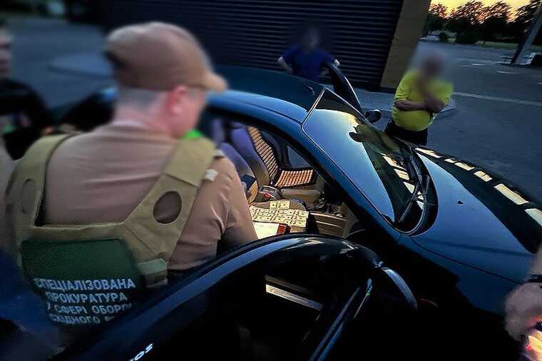 В Днепре на взятке задержали военнослужащего военкомата