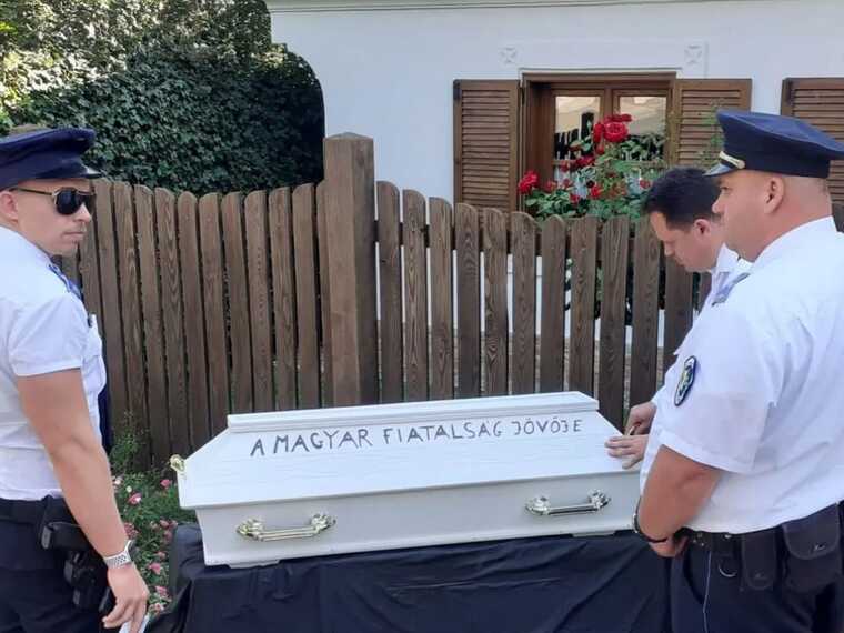 До будинку Орбана принесли дитячу труну з написом "Майбутнє угорської молоді"