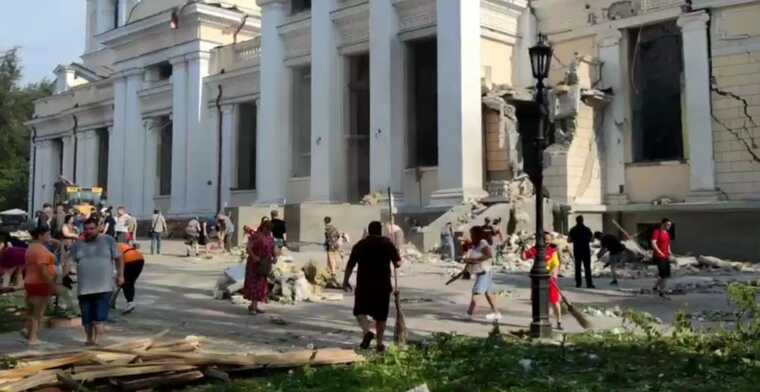 Одесити колективно прибирають місто та моляться після нічної атаки окупантів