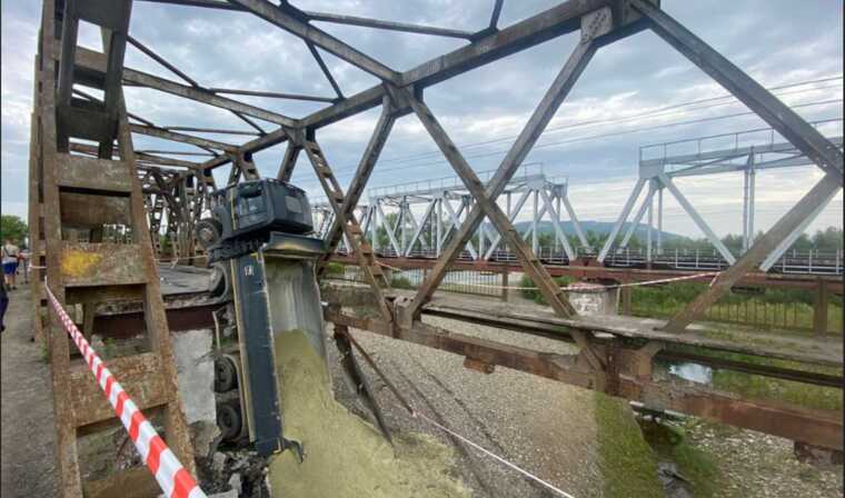 На Закарпатье на месте обвала моста установят временную переправу