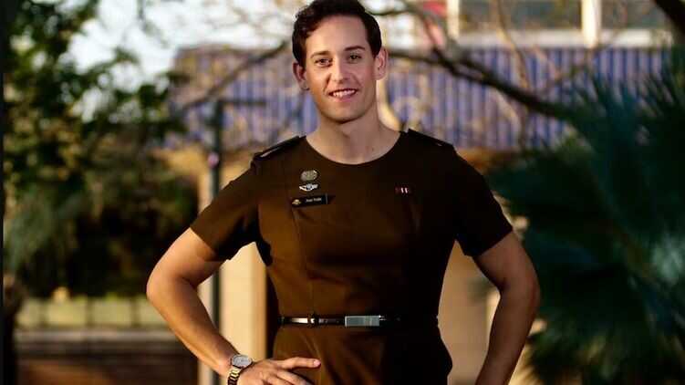 В австралійській армії небінарному чоловікові вперше дозволили носити жіночу сукню та робити макіяж