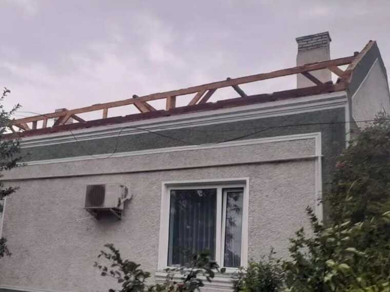 Непогода накрыла Прикарпатье: ураган сорвал крыши с домов и свалил деревья