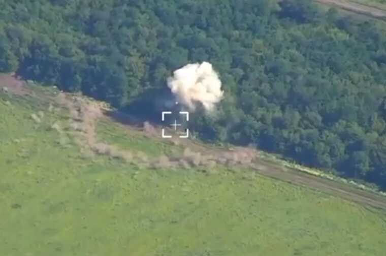 Українська РСЗВ "HIMARS" ракетою GMLRS знищує російський ЗРК "Бук-М"