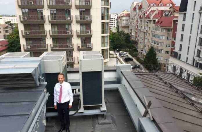 Посол ЄС у Молдові потролив шпигунську дипмісію РФ з даху свого офісу