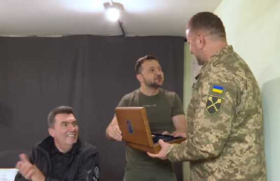 Зеленський нагородив Залужного іменною зброєю, Сирському – подарував картину