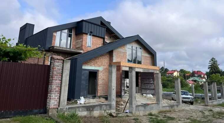 Сын львовского военкома получил в подарок дом с бассейном