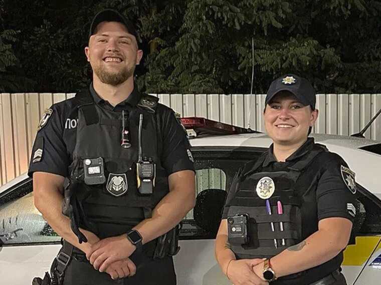 У Києві патрульні врятували чоловіка, який хотів стрибнути з 16 поверху будинку