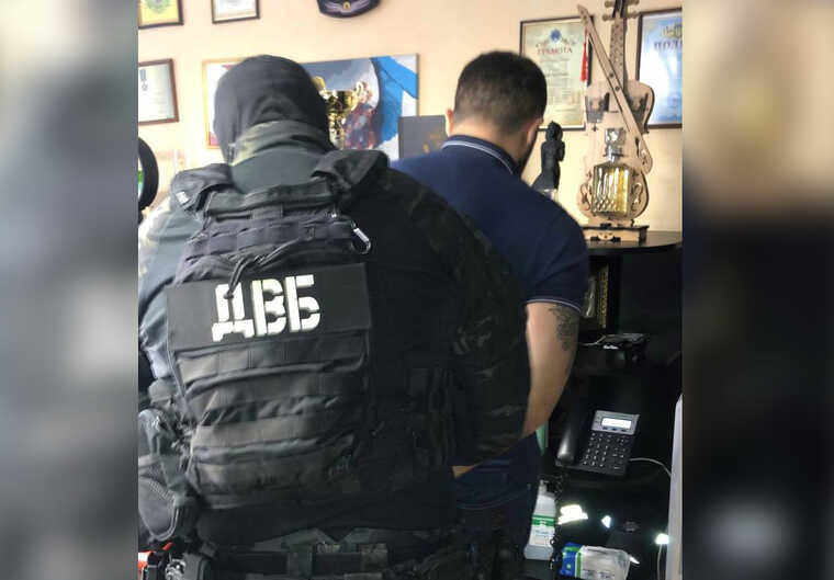 В одному з райвідділень поліції Дніпра проводять обшуки: чотирьом особам оголошено підозру