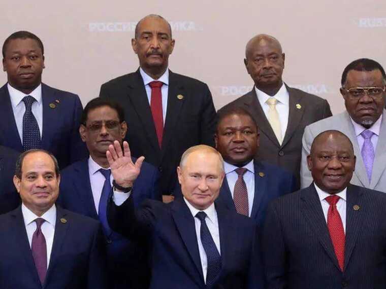 Справжня "Гра престолів": мережу розвеселили вбрання африканських гостей на саміті у Петербурзі