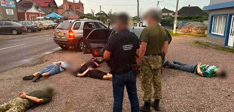 У Чернівецькій області затримали воєнкома та 2 спільників, котрі незаконно переправляли військовозобов’язаних через кордон
