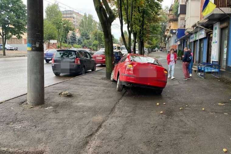 ДТП в Кривом Роге: авто вылетело на тротуар и сбило беременную