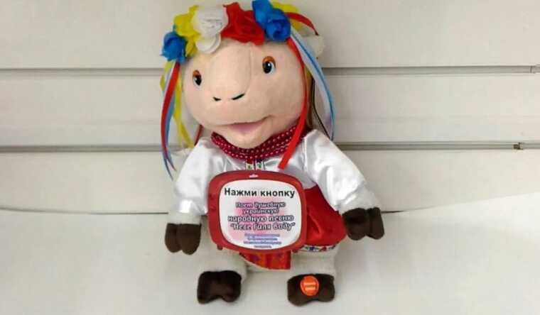 У Бурятії магазин евакуювали через іграшку в українському одязі: працювали ОМОН та ФСБ