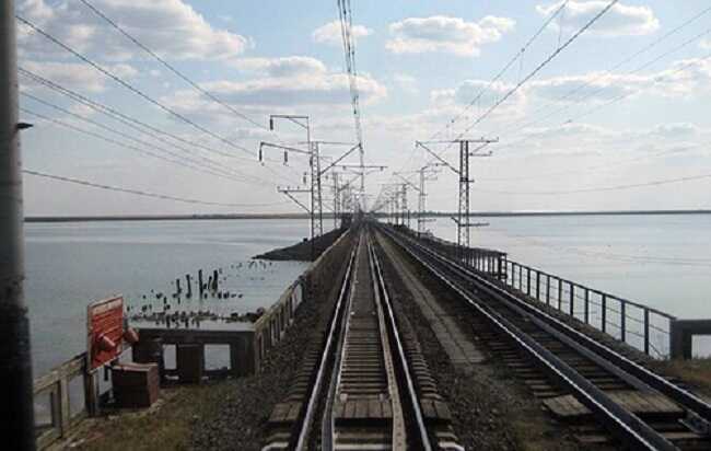 Окупанти поскаржилися на удар по залізничному мосту в Чонгарі