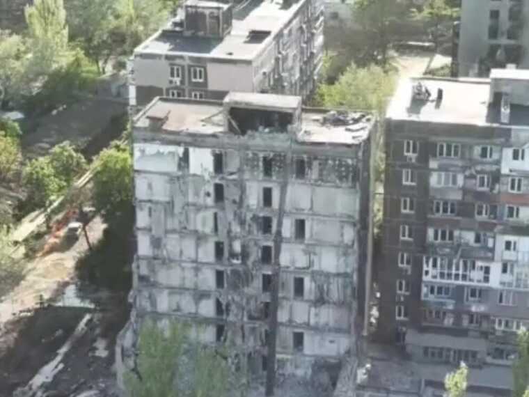 Від життя до котловану: у мережі показали історію одного будинку у Маріуполі