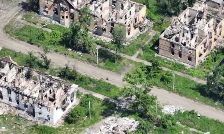 Артилерія бригади ДШВ ліквідувала окупантів у Бахмуті в районі "Алеї троянд"