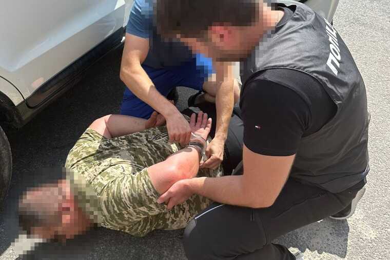 На Львівщині на хабарі затримали службовця районного військкомату