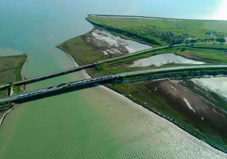 З’явилися супутникові знімки пошкоджень на мосту в Чонгарі