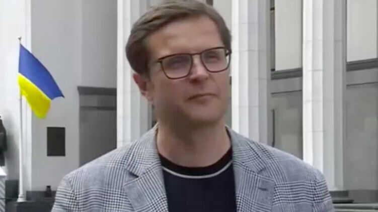 Живущий за границей нардеп Холодов объяснил желание сложить полномочия болезнями членов семьи