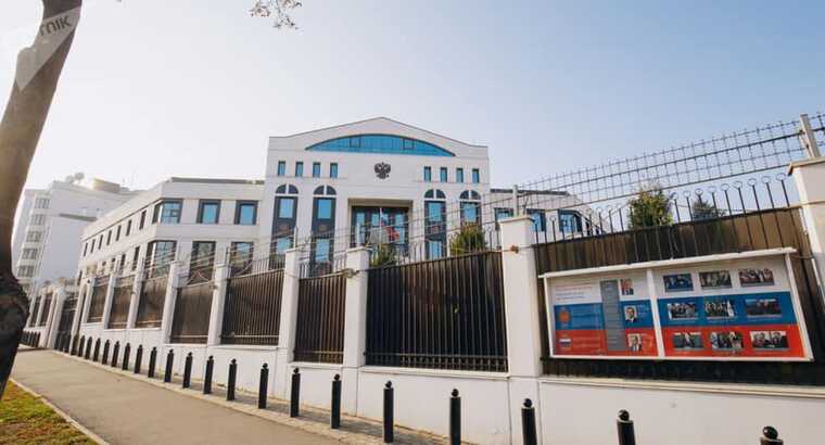 В Кишеневе в ворота посольства РФ врезался автомобиль