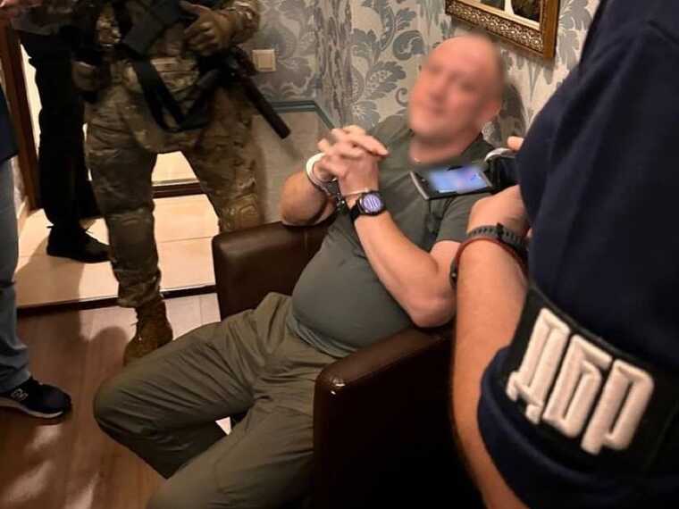 Задержан чиновник КГВА, который за деньги помогал мужчинам бежать из Украины