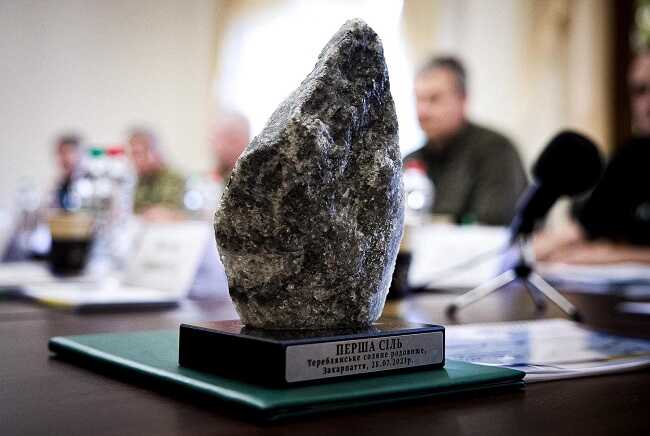 В Закарпатье добыли первую соль из Тереблянского месторождения