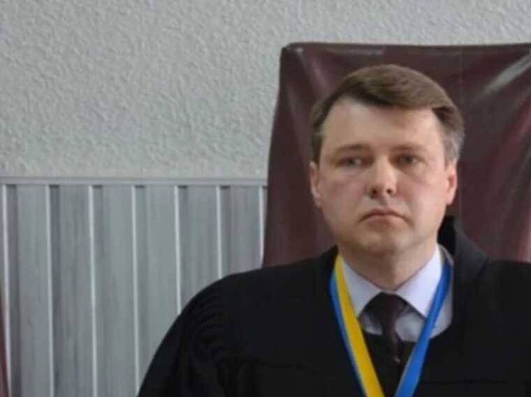 Дружина-адвокатка судді ВАКС допомагає йому писати рішення у справах – розслідування ЗМІ