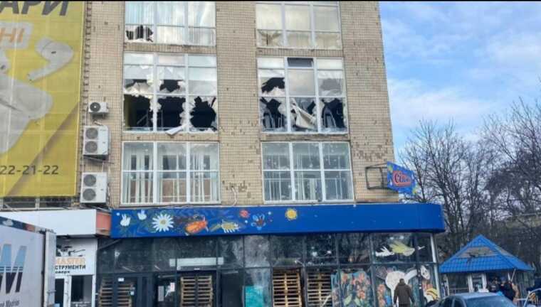 Окупанти знову обстріляли центр Херсона: влучили в ТЦ та лікарню