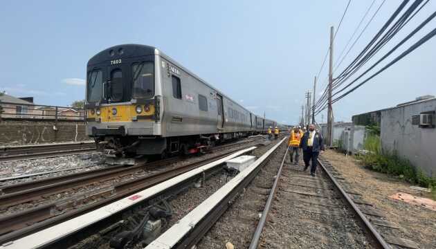 У Нью-Йорку зійшов з колії потяг: 13 постраждалих