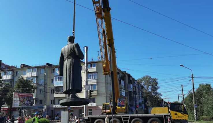 В Полтаве снесли памятник советскому генералу Зыгину