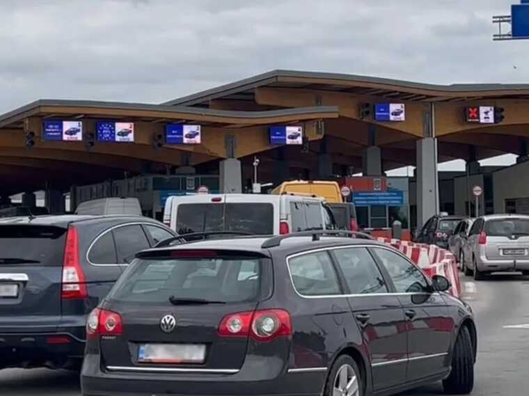 Українці застрягли на кордоні у 30-градусну спеку