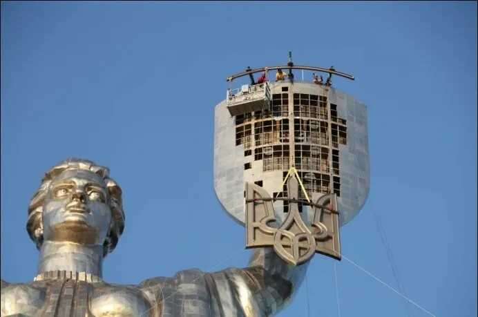 У Києві встановили український герб на щиті "Батьківщини-матері"