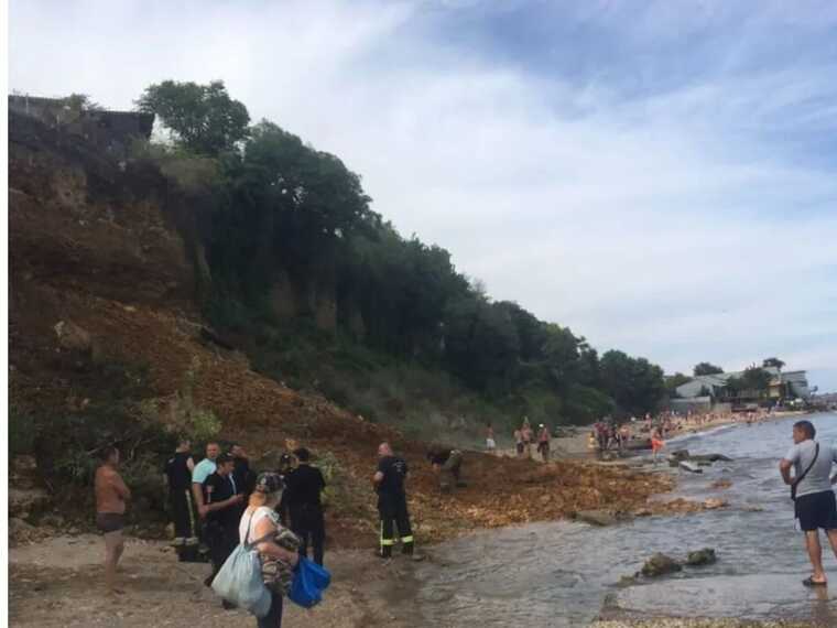 На узбережжі біля Одеси обвалився схил, під завалами є люди – ЗМІ