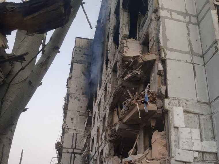 Оккупанты обстреляли многоэтажку в Орехове