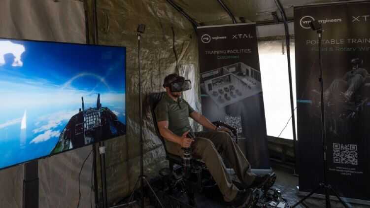 Зеленський написав "Слава Україні" на французькій ракеті та на симуляторі підбив Ту-95