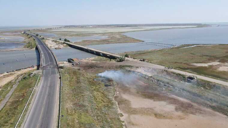 У Мережі з’явилися фото пошкоджень Чонгарського та Генічеського мостів після ракетної атаки