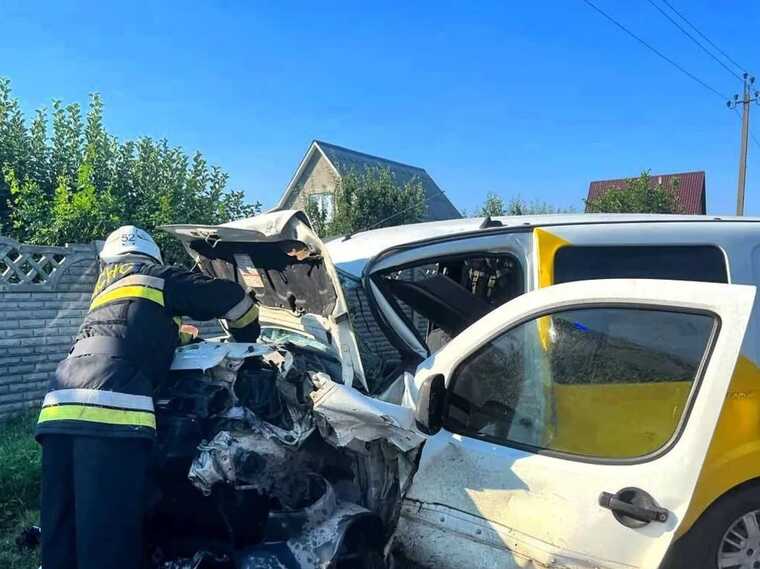 На Киевщине припаркованную легковушку, которую протаранил BMW, отбросило на пешеходов