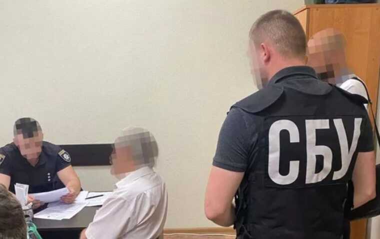 В Ужгороді 72-річному уродженцю РФ вручили підозру: Поширював символіку комуністичного тоталітарного режиму