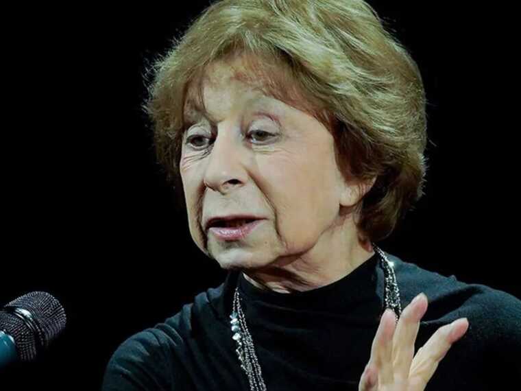 Лия Ахеджакова вышла на сцену с флагом Украины: в России устроили истерику