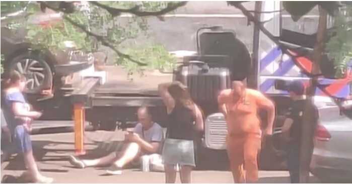 Українець ліг під колеса евакуатора, щоб його автомобіль не забрали