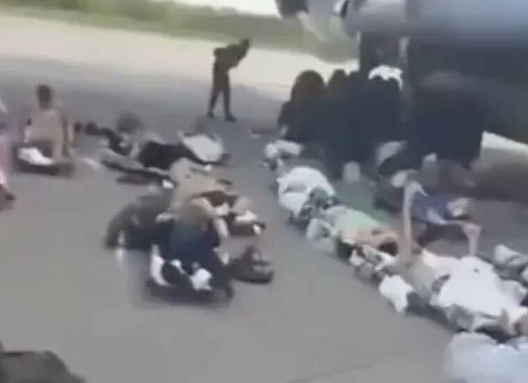 На аеродромі у Ростові поранених окупантів залишили лежати на землі під пекучим сонцем