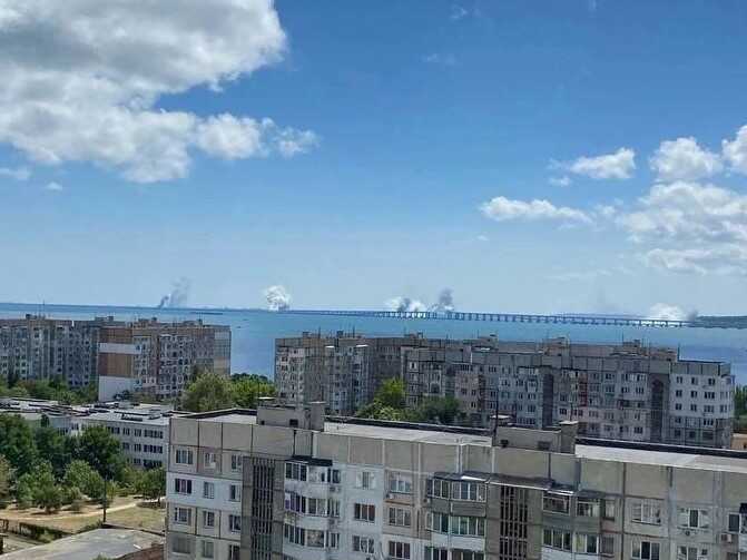 У Керчі пролунали вибухи, біля Кримського мосту помітили дим