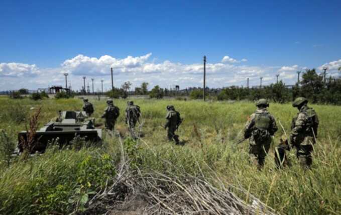 Бігли не озираючись: з’явилося відео, як російські окупанти тікали з Урожайного на Донеччині